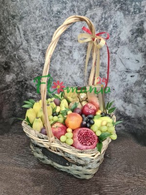 Фруктовая корзина с конфетами